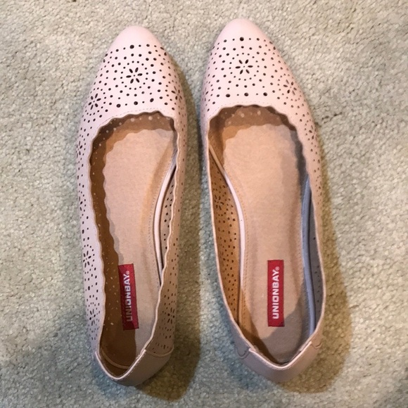 Union Bay Pale Pink Scalloped Cutout Floral Design Flat Shoes-Size 9.5M - Picture 1 of 8